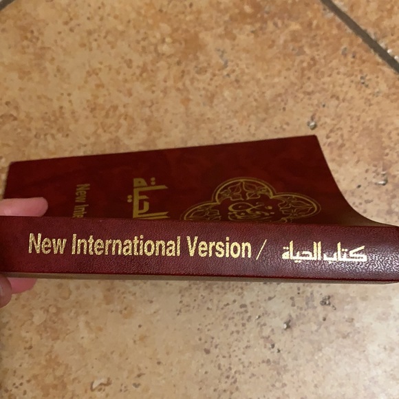 New International Bible translated into Arabic, Half Arabic/Half English - Picture 5 of 10